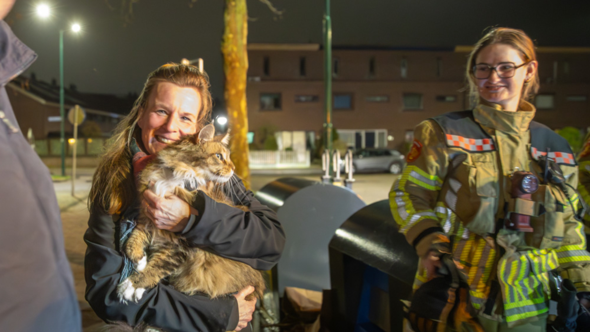 Kater Tiësto na uren door brandweer uit papiercontainer bevrijd