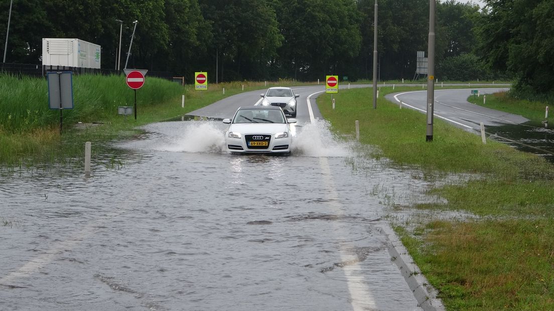 Toen de afrit nog open was: auto's rijden over ondergelopen weg