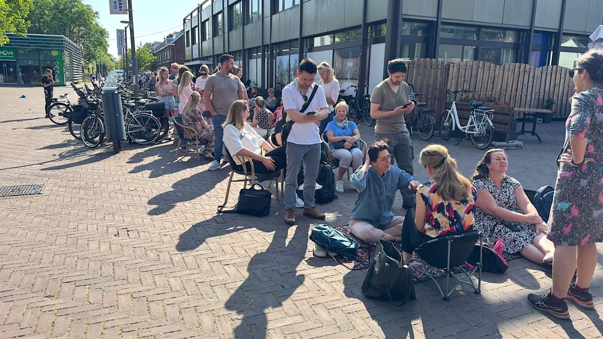 Vroege vogels en campingstoeltjes: run op kaarten voor populaire speelweek