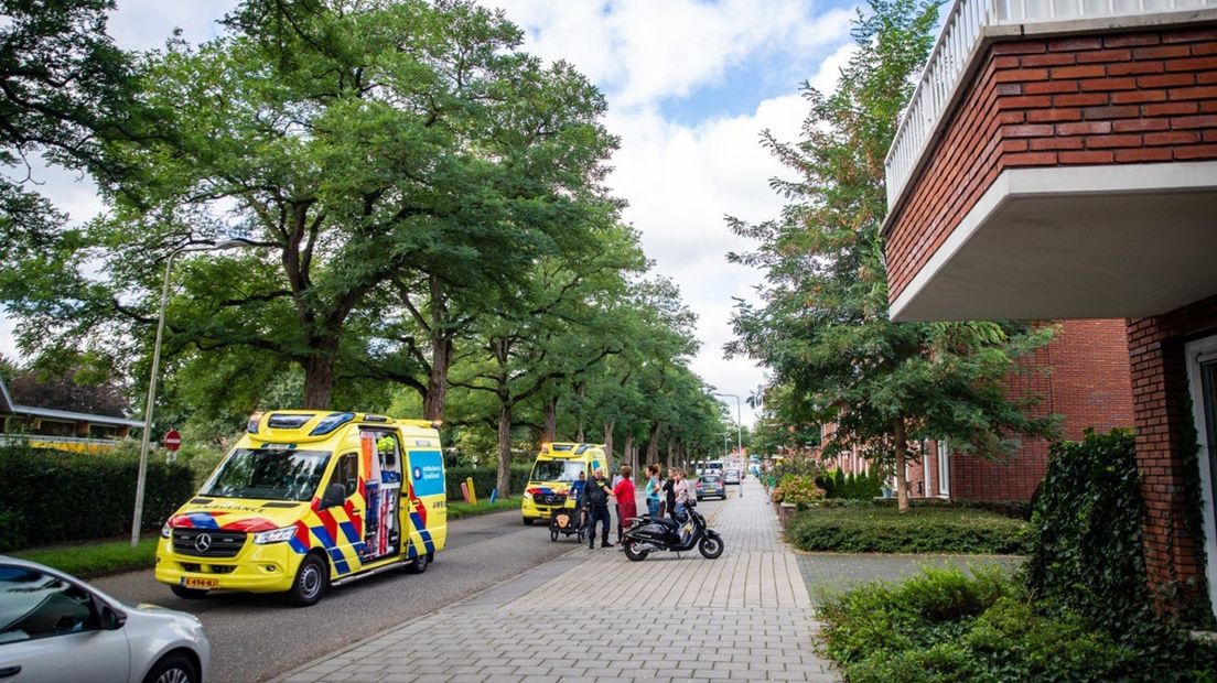 Vrouw valt van fiets en wordt met spoed naar ziekenhuis gebracht