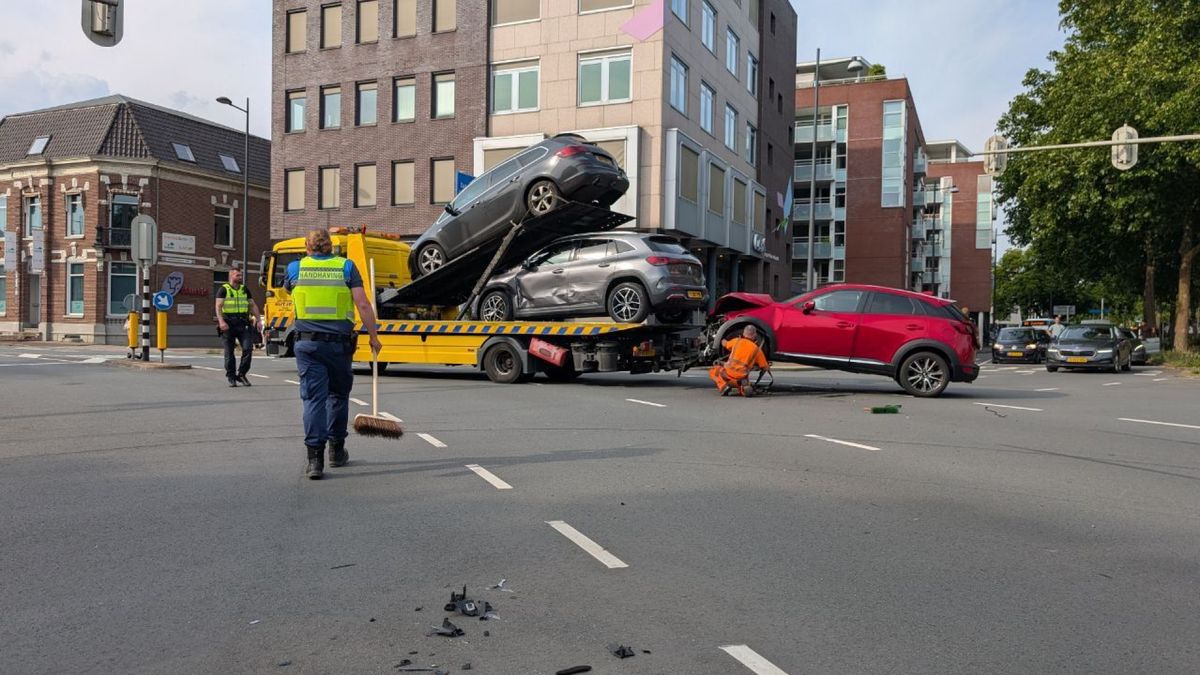 Verkeerschaos in Doetinchem • botsing met legervoertuig