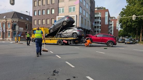 Verkeerschaos in Doetinchem • botsing met legervoertuig. Verkeerschaos in Doetinchem • botsing met legervoertuig.