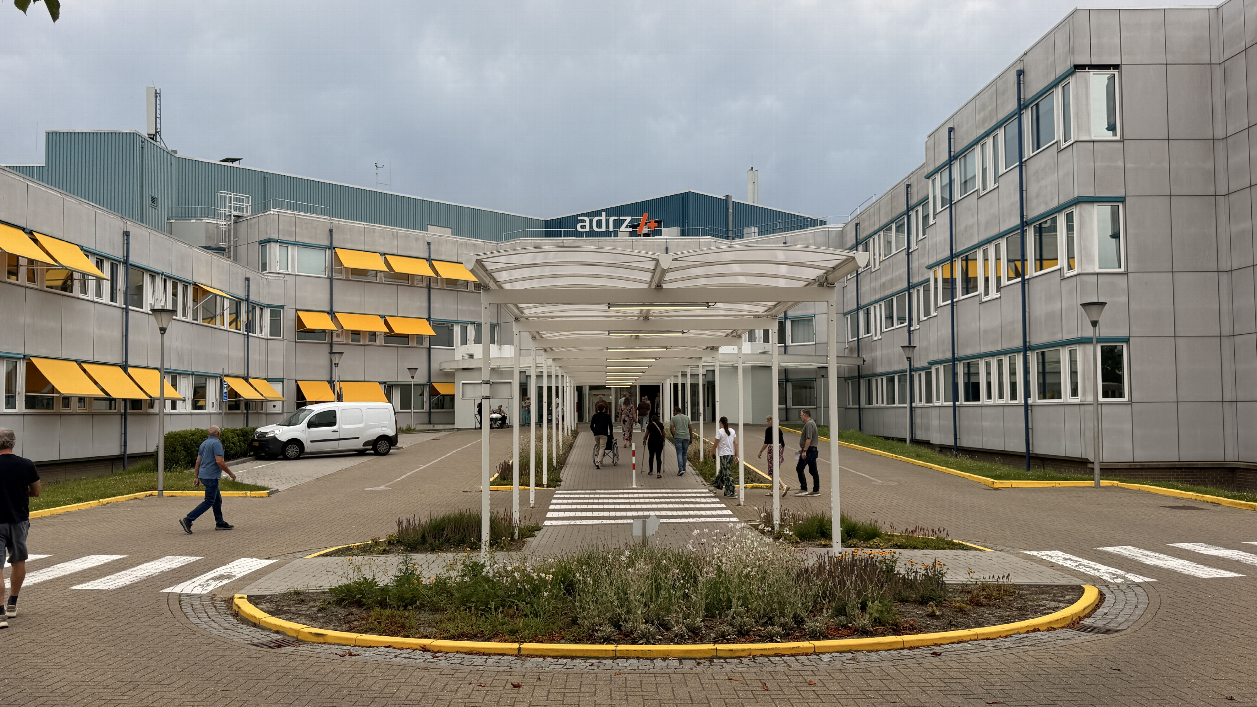 Adrz lijnrecht tegenover plastisch chirurg, ziekenhuis eist via kortgeding dat hij stopt bij nieuw handzenuwcentrum
