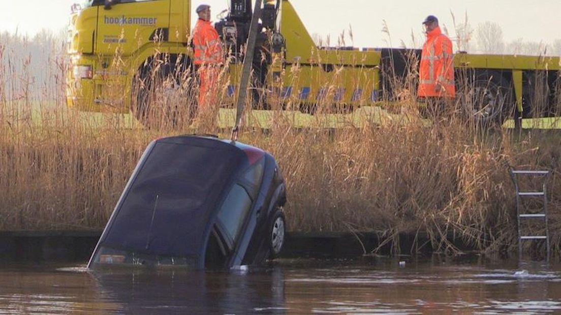 Auto te water bij Staphorst