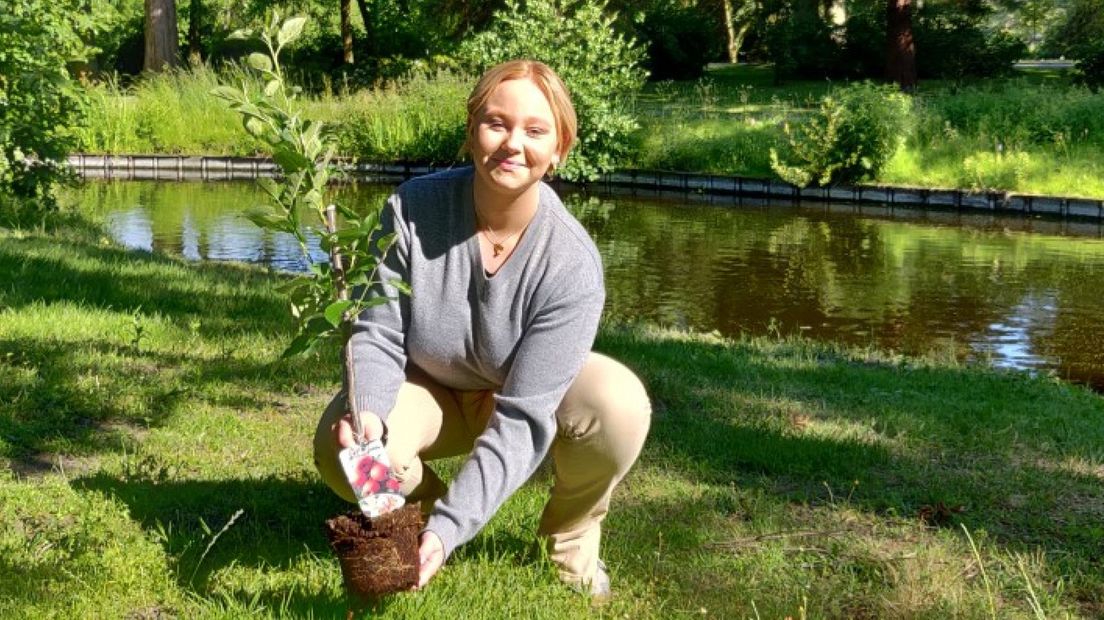 Michelle de Jong neemt de eerste gratis boom in ontvangst