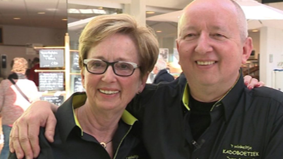 Riet Nuyen en haar broer Martien zijn dinsdag in het Canisius-Wilhelmina Ziekenhuis in Nijmegen eens flink in het zonnetje gezet.