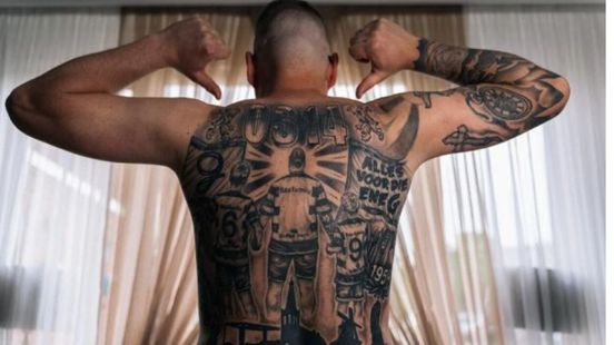 Superboer laat liefde voor De Graafschap én zoons tatoeëren