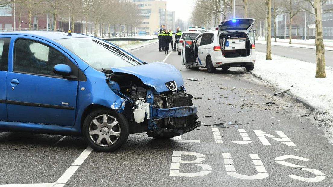 De zwaar beschadigde Peugeot die bij het ongeluk betrokken was
