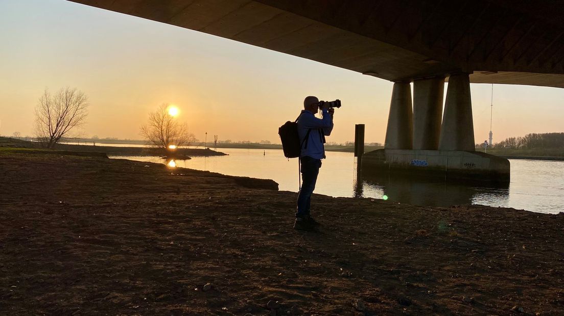 Een van de favoriete plekken van Marks is onder de brug, langs de oevers van de Lek. "Hij is heel fraai van onderen", vindt hij. Het is inmiddels tegen zevenen.