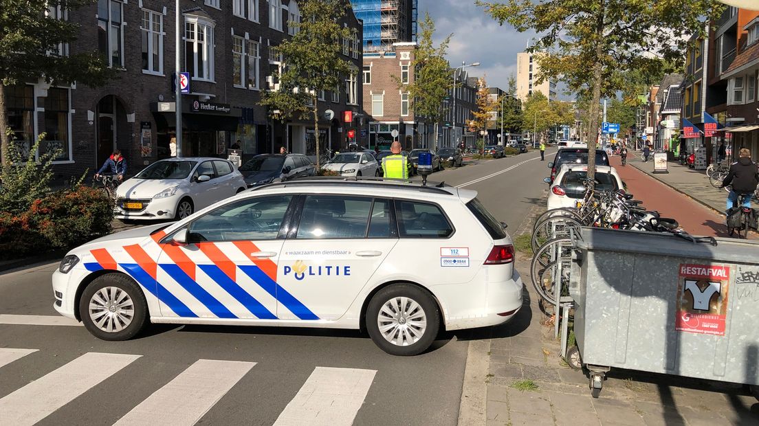 Politiewagens blokkeren de Paterswoldseweg na het dodelijk ongeluk in oktober 2020