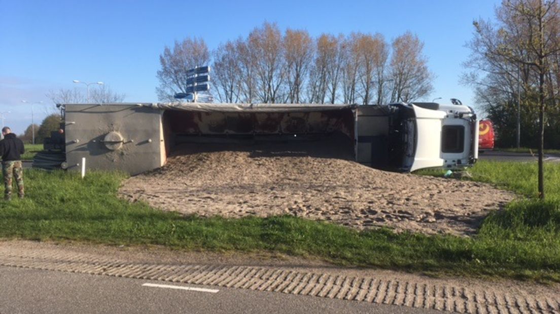 Op de rotonde bij de Provinciale Weg in Doesburg is woensdagochtend een vrachtwagen met zand gekanteld.