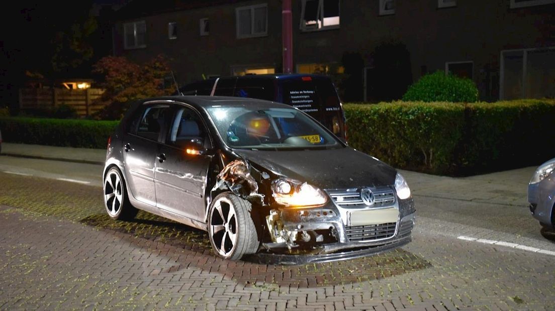 Automobilist ramt geparkeerde auto in Vriezenveen, bestuurder aangehouden