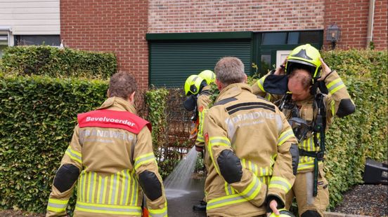 Brand in voortuin: buurtbewoners proberen vaatwasser te blussen