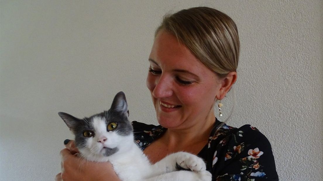 Chantal Vijlbrief met kat Bella.