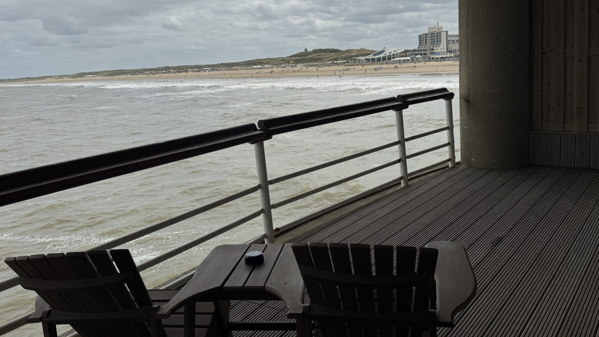 Het terras bij een van de elf hotelkamers van de Pier | Omroep West