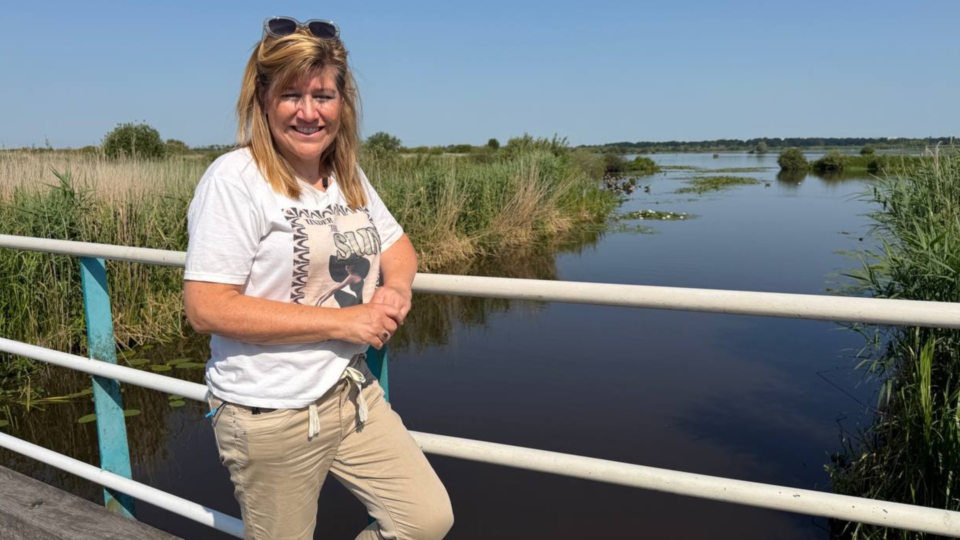 Dorinda (54) wandelt in een natuurgebied dat ze zelf heeft gerealiseerd