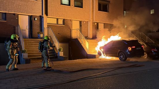 Geparkeerde auto brandt uit in Roermond Nieuws