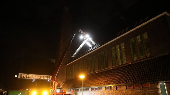 Schoorsteenbrand veroorzaakt rook in kerk met woningen