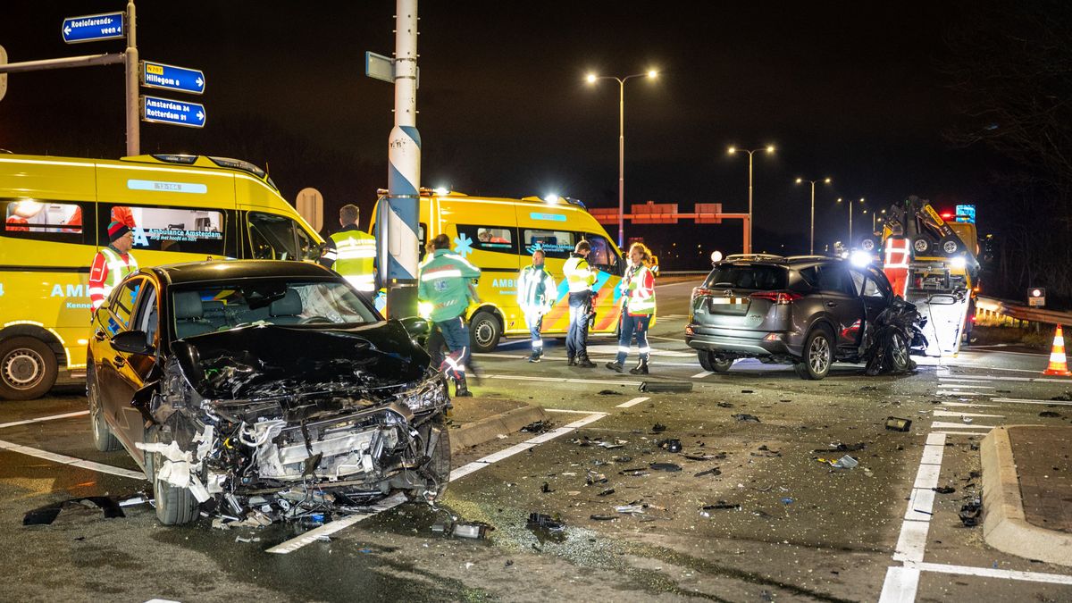 Gewonden na botsing, auto-onderdelen op wegdek