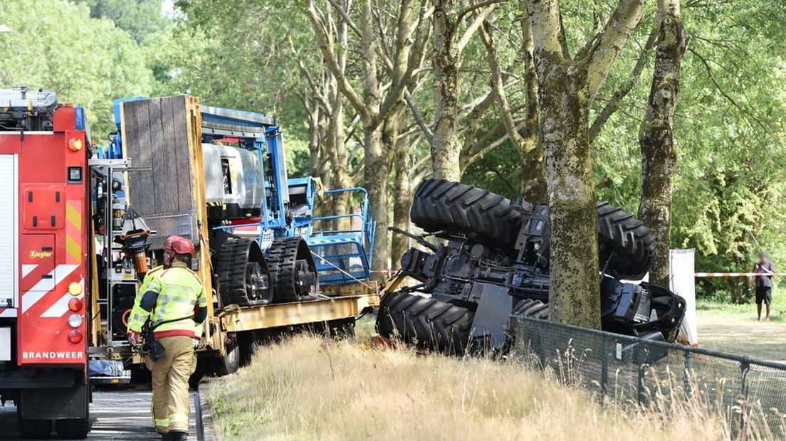 De aanhangwagen van de omgevallen trekker staat nog overeind.