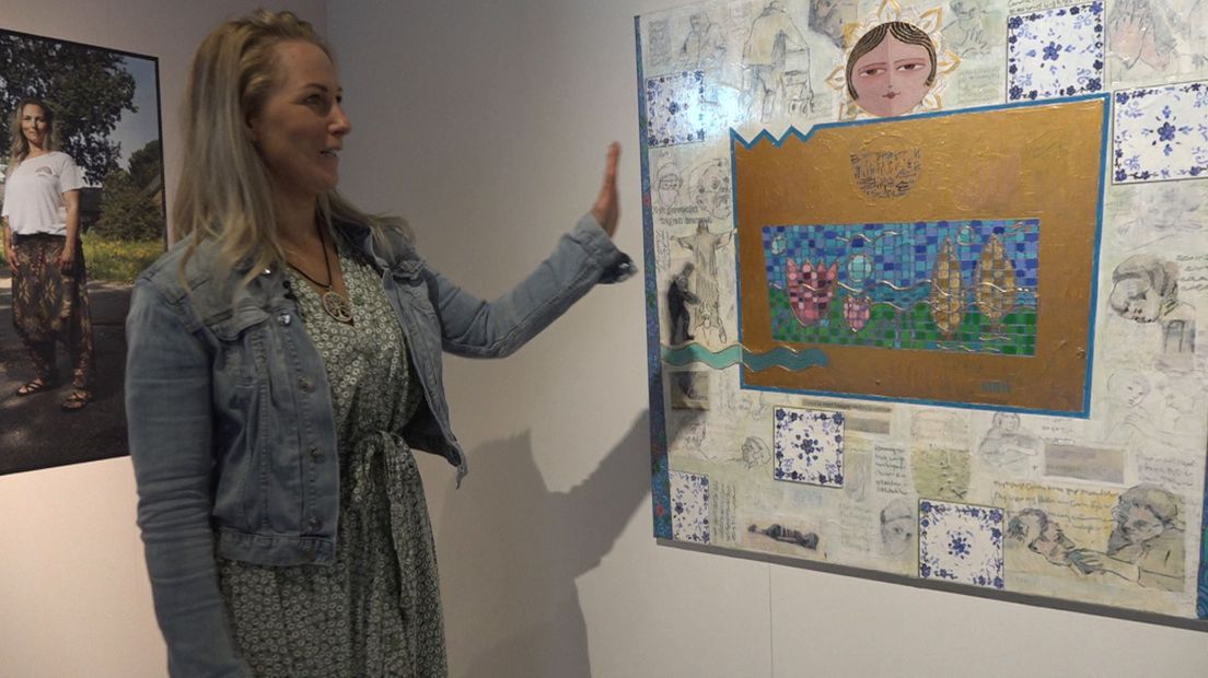 Coronaheldin Anita van der Voort bekijkt kunstwerk dat voor haar is gemaakt