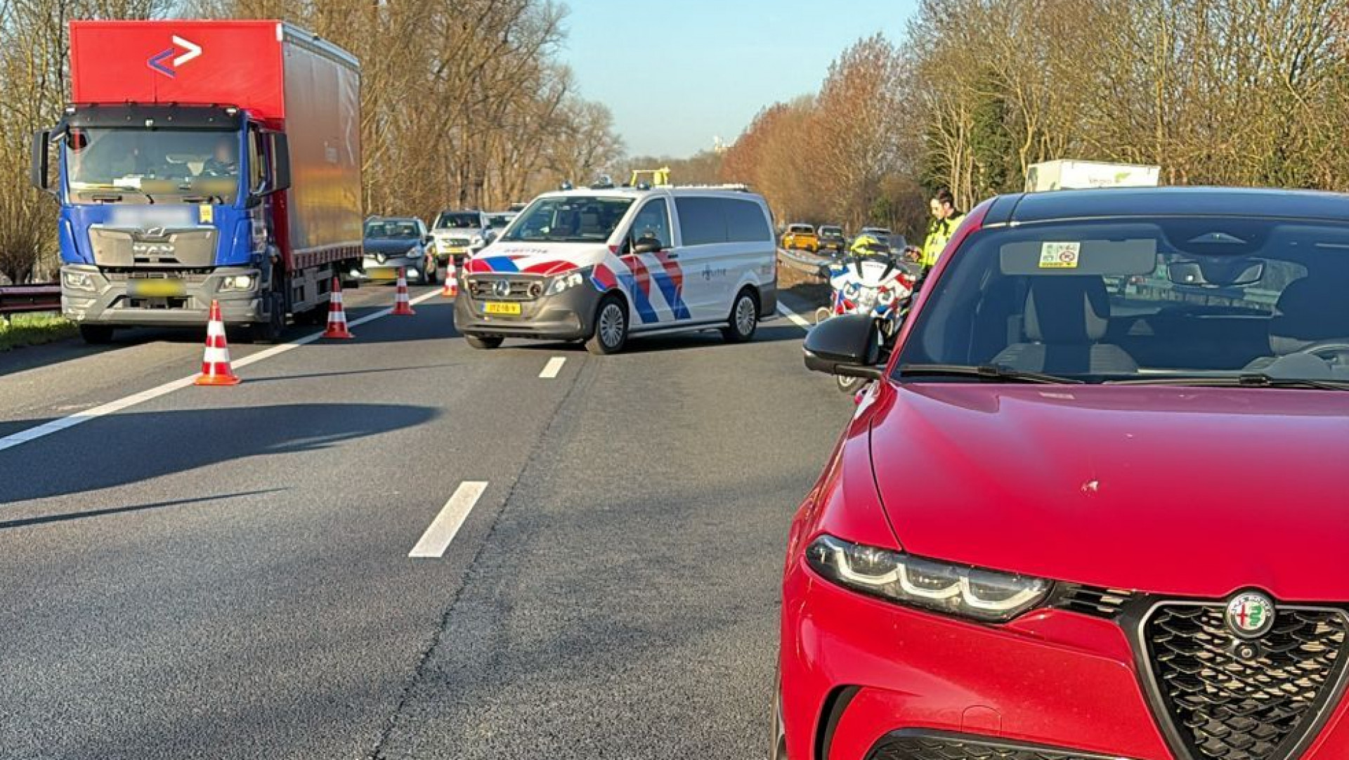 Snelweg dicht na ongeluk met auto en motor.
