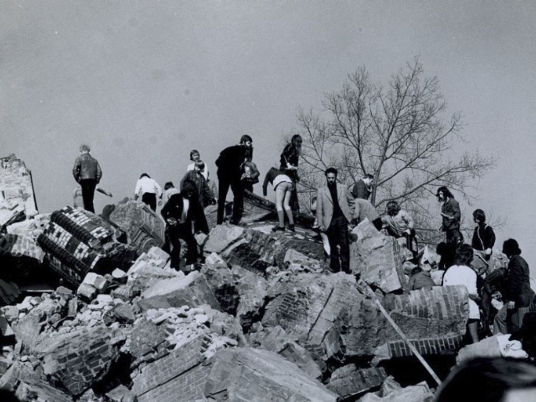 22 maart 1972: Omstanders op het puin van de net opgeblazen tweede toren