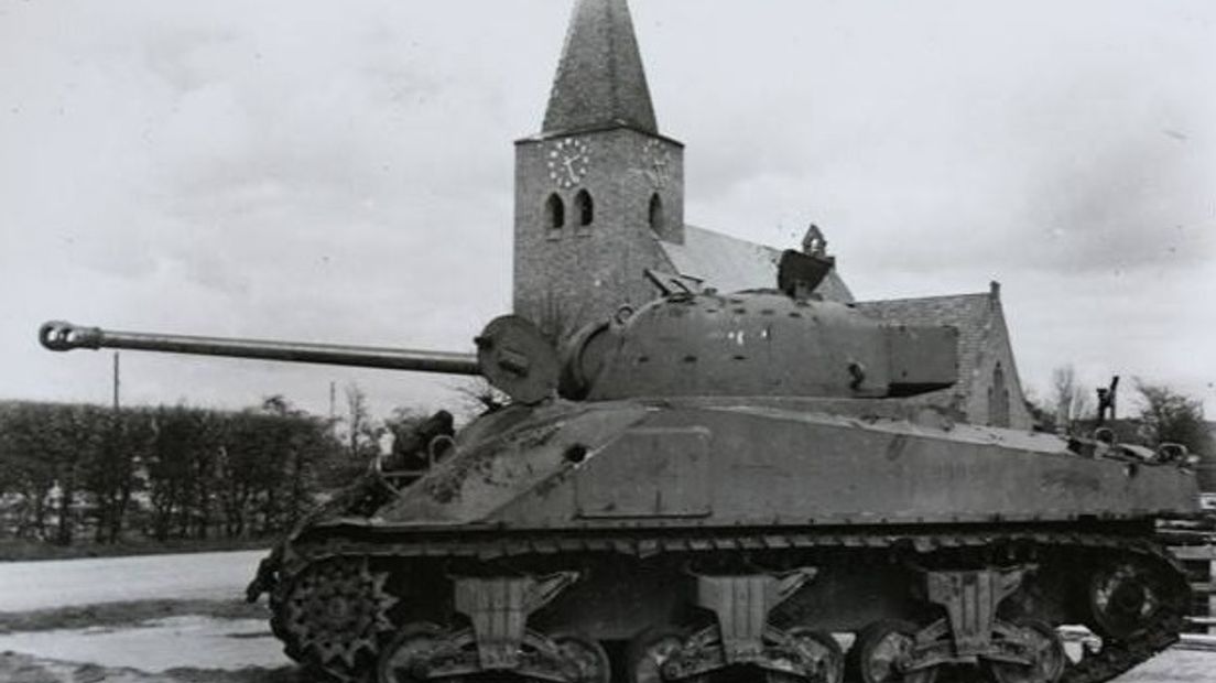 Uitgeschakelde Shermantank voor de kerk in Megchelen - publiek domein
