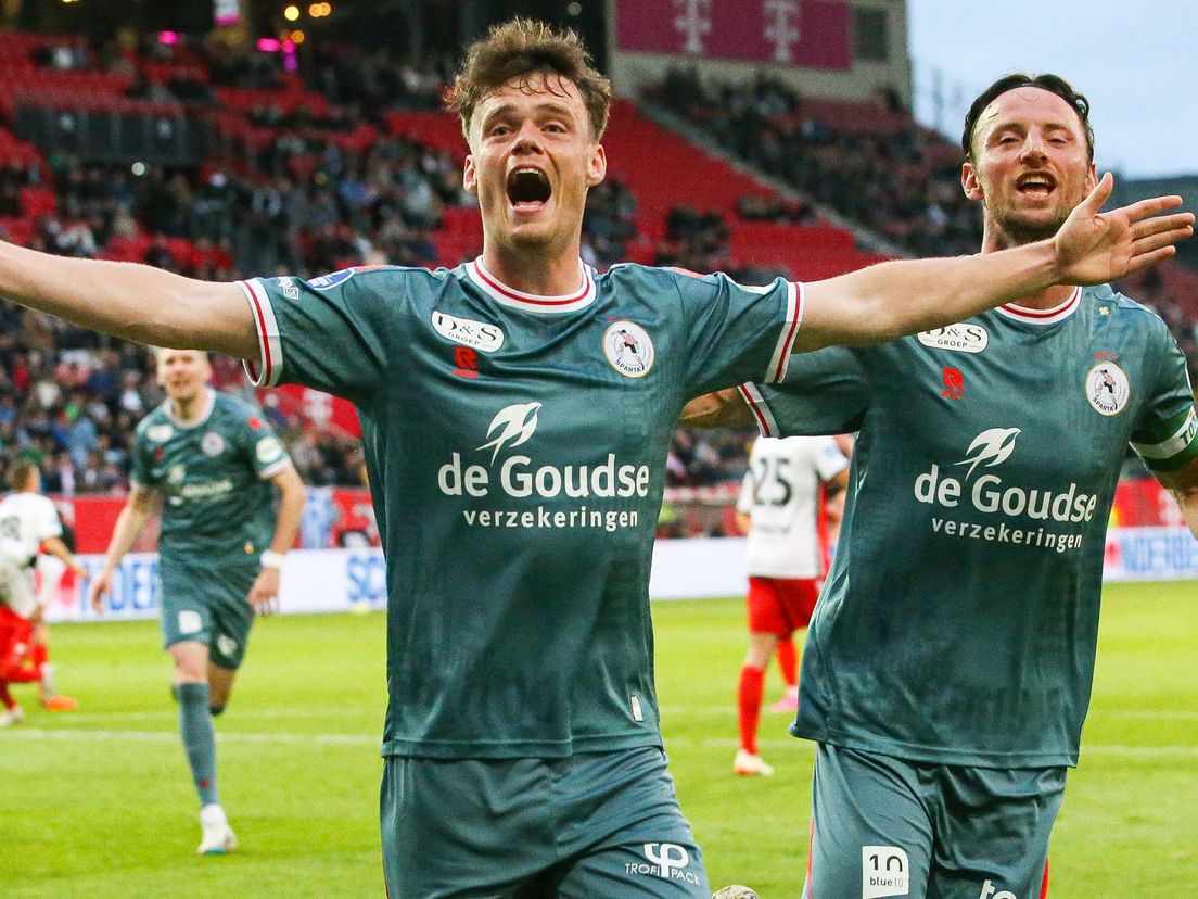 Vito van Crooij viert zijn openingsgoal voor Sparta tegen FC Utrecht, met naast hem Bart Vriends