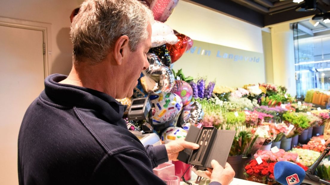 Wim Langeveld neemt zijn cadeau's in ontvangst