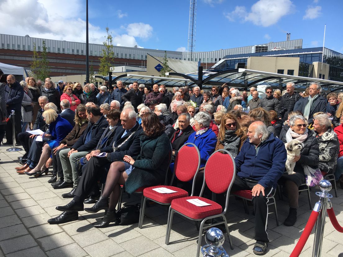 Bij de onthulling waren veel mensen aanwezig.