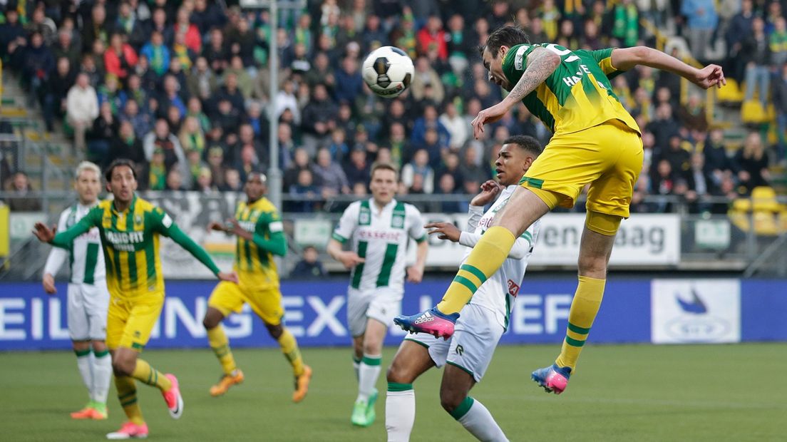Mike Havenaar kopt de 3-0 tegen FC Groningen binnen 