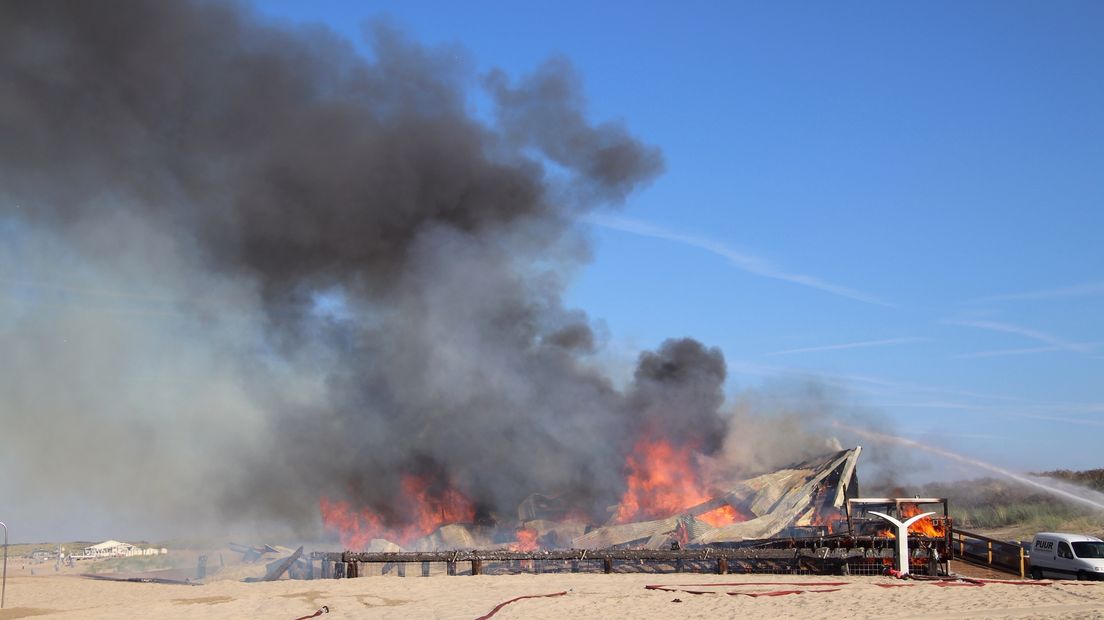 Van het prijswinnende strandpaviljoen is weinig over na de brand