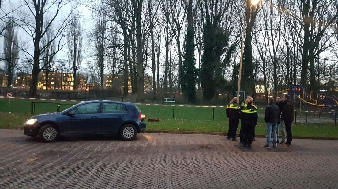 In de bosjes aan de Engelenburgstraat in Arnhem is woensdagmiddag een stoffelijk overschot gevonden. Het lichaam werd gevonden door verschillende mensen, onder wie enkele kinderen.