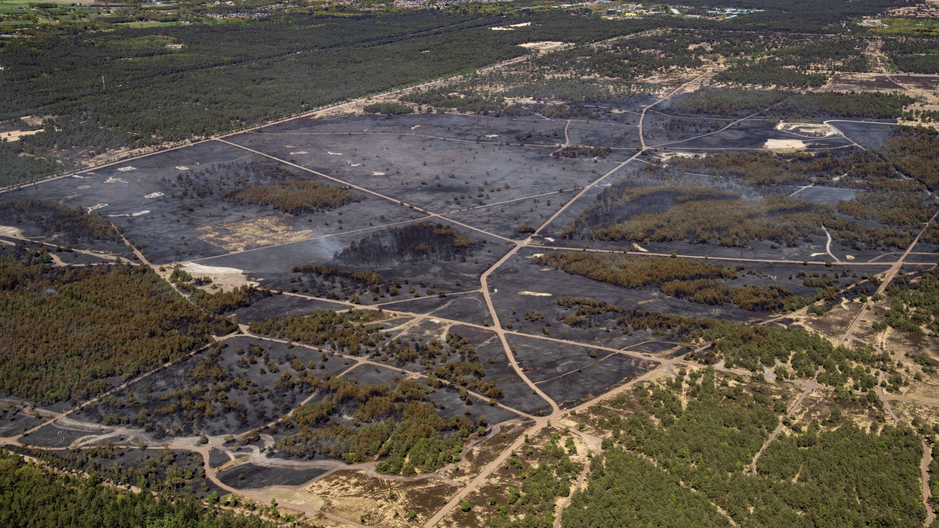 Natuurbrand bij 't Harde houdt hulpdiensten al twee dagen bezig — image 1