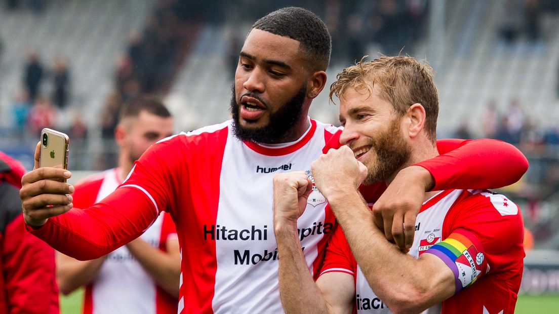 Jafar Arias en Michael de Leeuw na de zege op Fortuna Sittard (Rechten: Hollandse Hoogte, Cor Lasker)