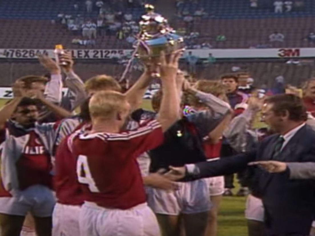 PSV wint de beker in 1989 in een amper gevulde oude Kuip