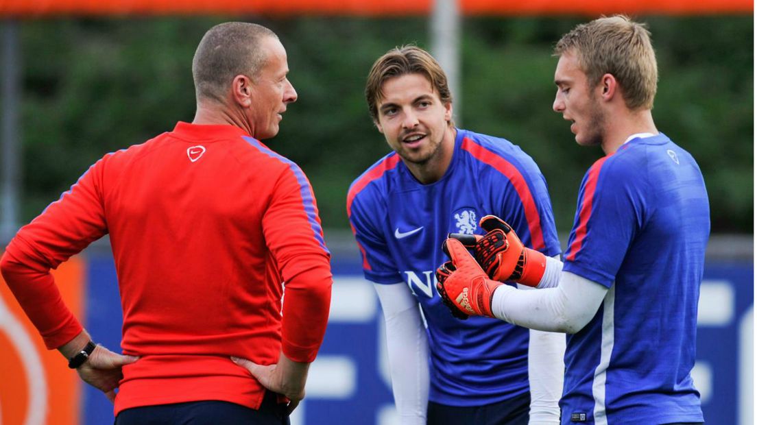 Tim Krul (m) bij Oranje met Jasper Cillessen (r) en Arno van Zwam.