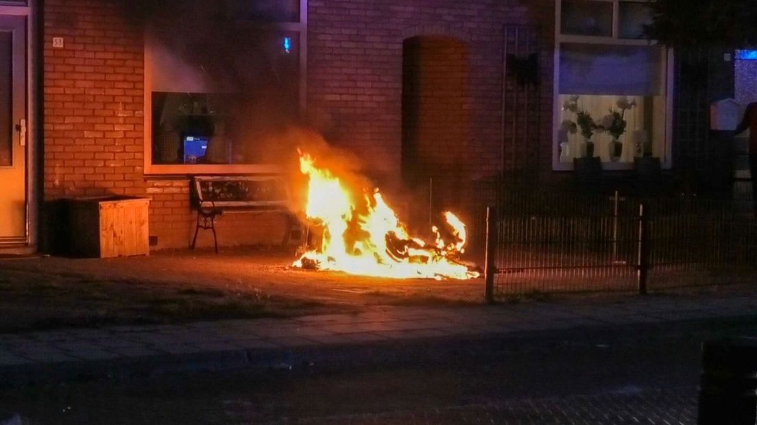 In Enschede werd zondagavond een scootmobiel in brand gestoken.