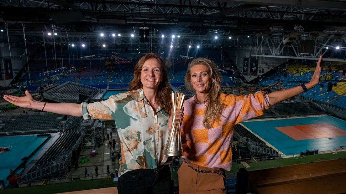 Manon Flier (rechts) en Slöetjes poseren in GelreDome dat is omgedoopt tot volleybaltempel