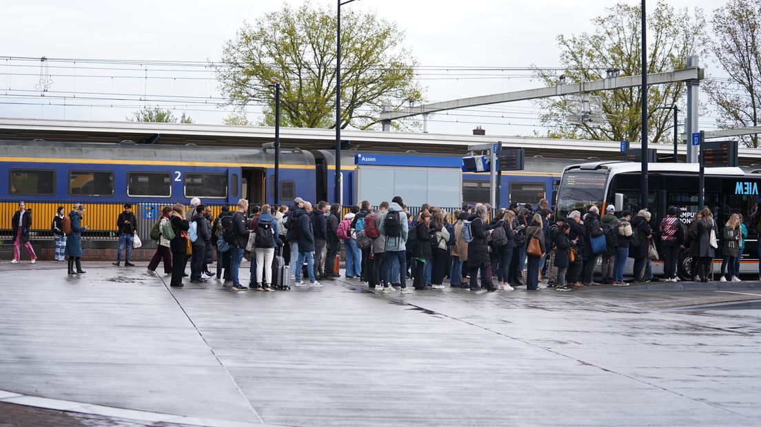 Treinreizigers op station Assen willen de bus nemen om toch in Groningen te komen