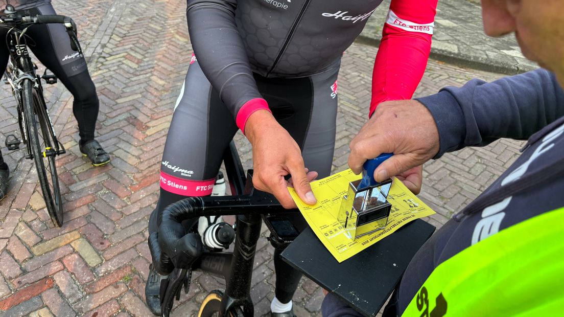 De earste fytser yn Holwert krijt in stimpel