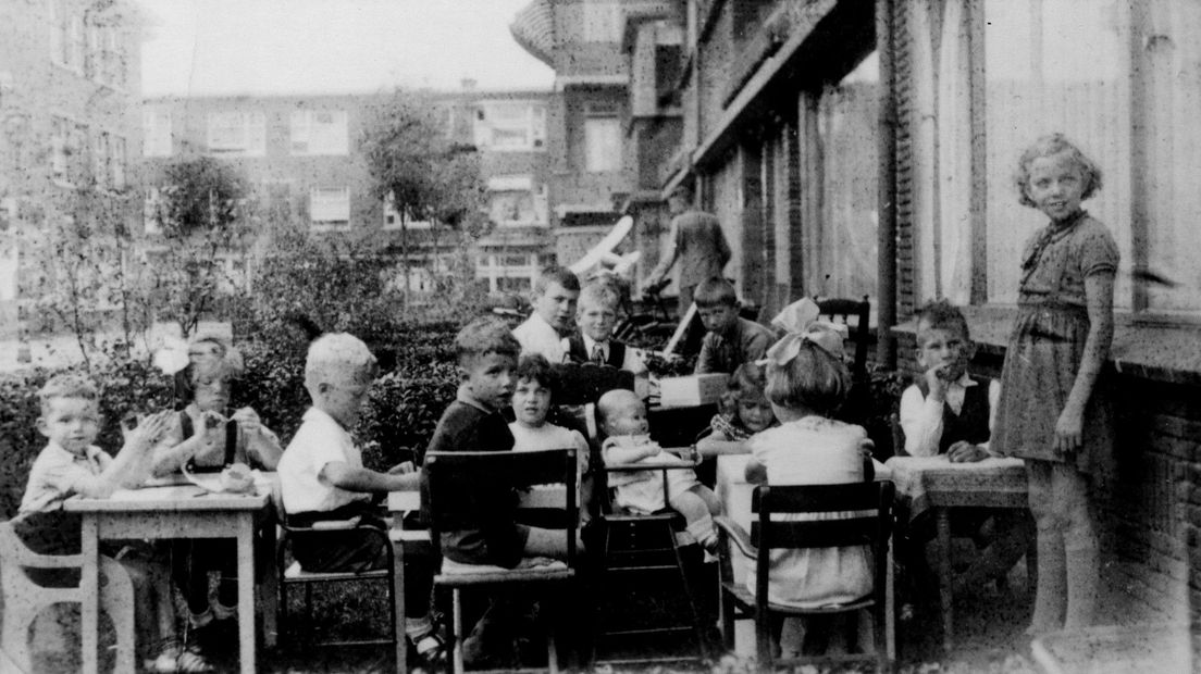 Henk en Hanneke (midden van de foto) samen met de andere kinderen uit de straat I