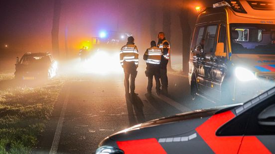 Automobilist raakt gewond bij botsing tegen meerdere bomen in Nietap. Automobilist raakt gewond bij botsing tegen meerdere bomen in Nietap.