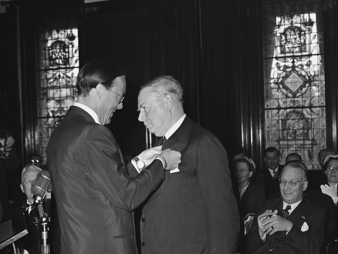 Prins Bernhard reikt de Zilveren Anjer uit aan K.P. Van der Mandele