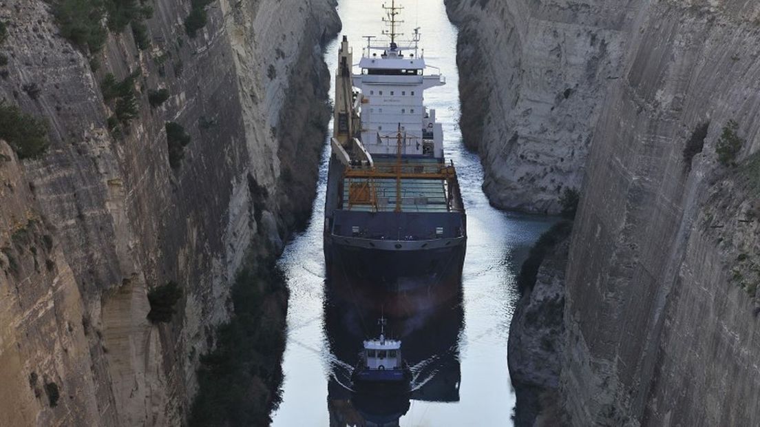 Vrachtschip RWN Rapide in het Kanaal van Korinthe