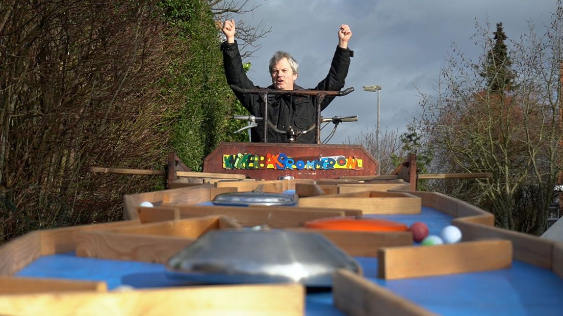 Brian Bos met zijn knikkerbakbrommer