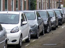Automobilisten parkeren massaal gratis in buurgemeente: 'Parkeerprobeem nu een leefprobleem'