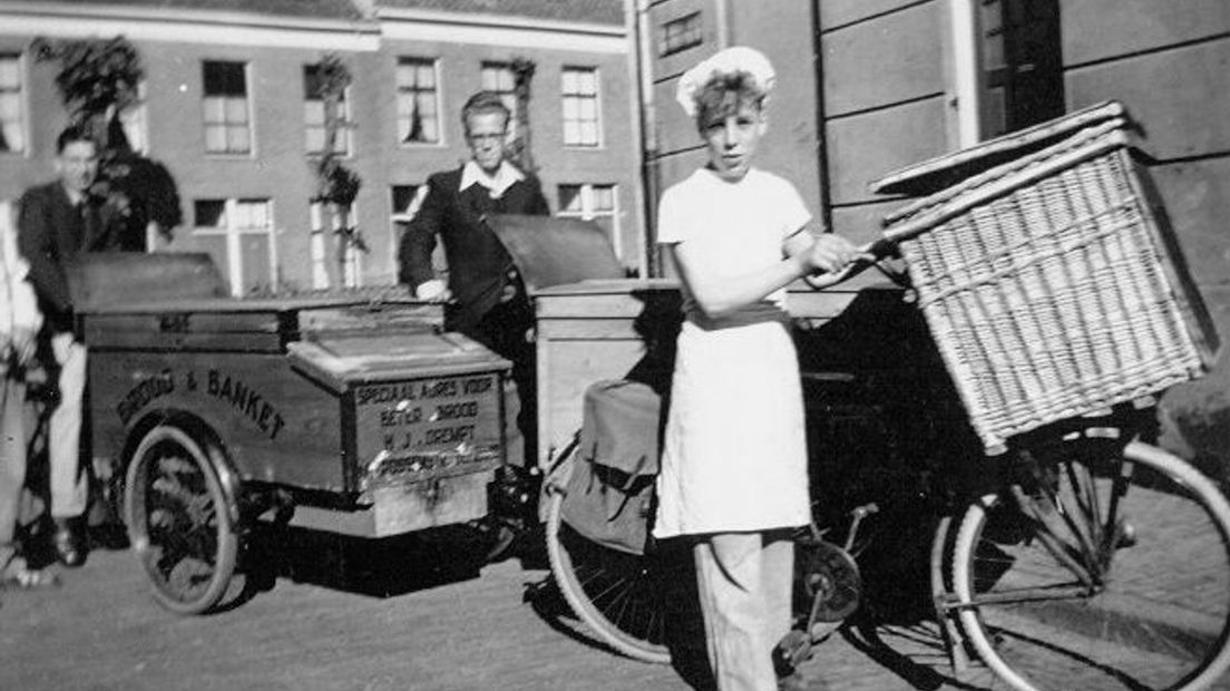 Een jonge Aike Hilvers sr. met bakkersfiets  - foto familie Hilvers