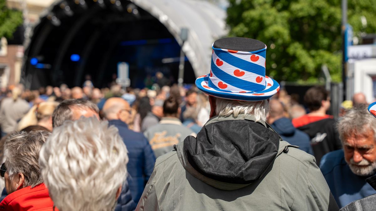 Drukte in Sneek, bevrijdingsvuur aangekomen | Vrijheidslunch en beschilderde tegels in Jirnsum